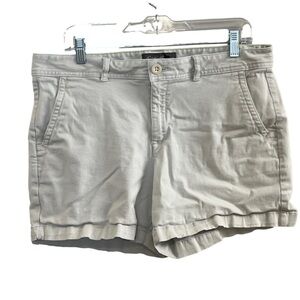 Women's Eddie Bauer Flat Front Chino shorts. Slightly Curvy Fit. Size 14